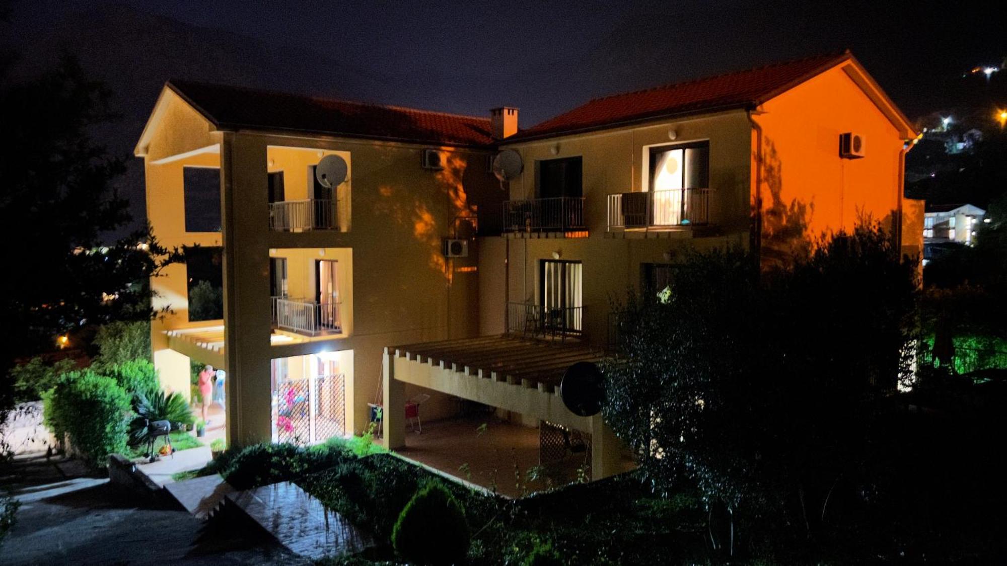 Villa Risan Apartments エクステリア 写真
