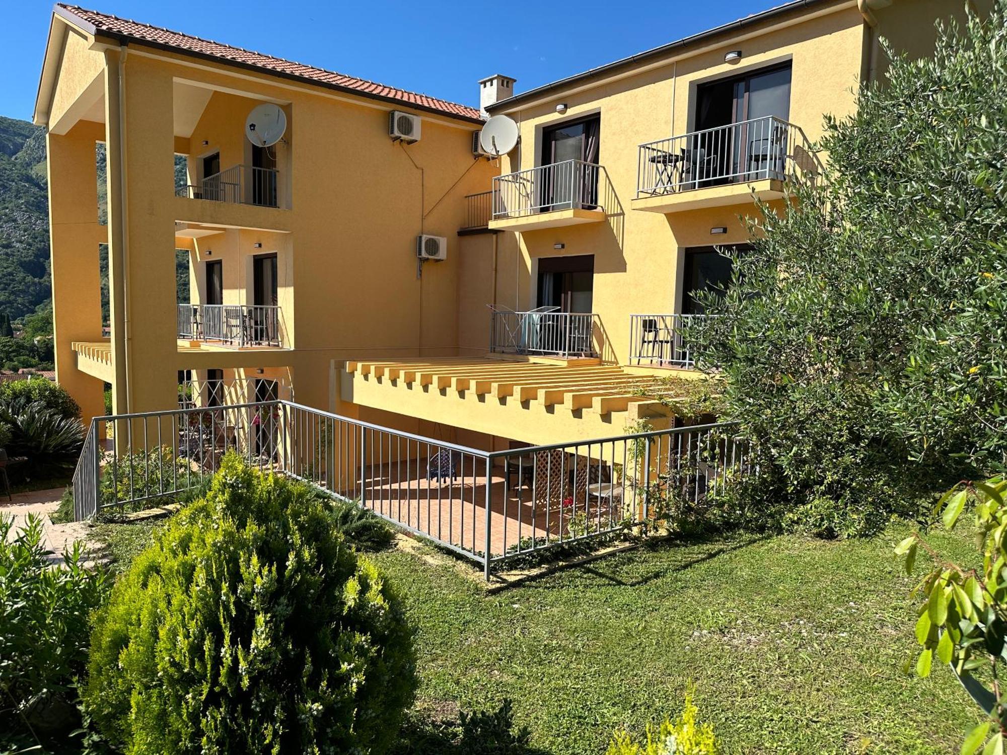 Villa Risan Apartments エクステリア 写真