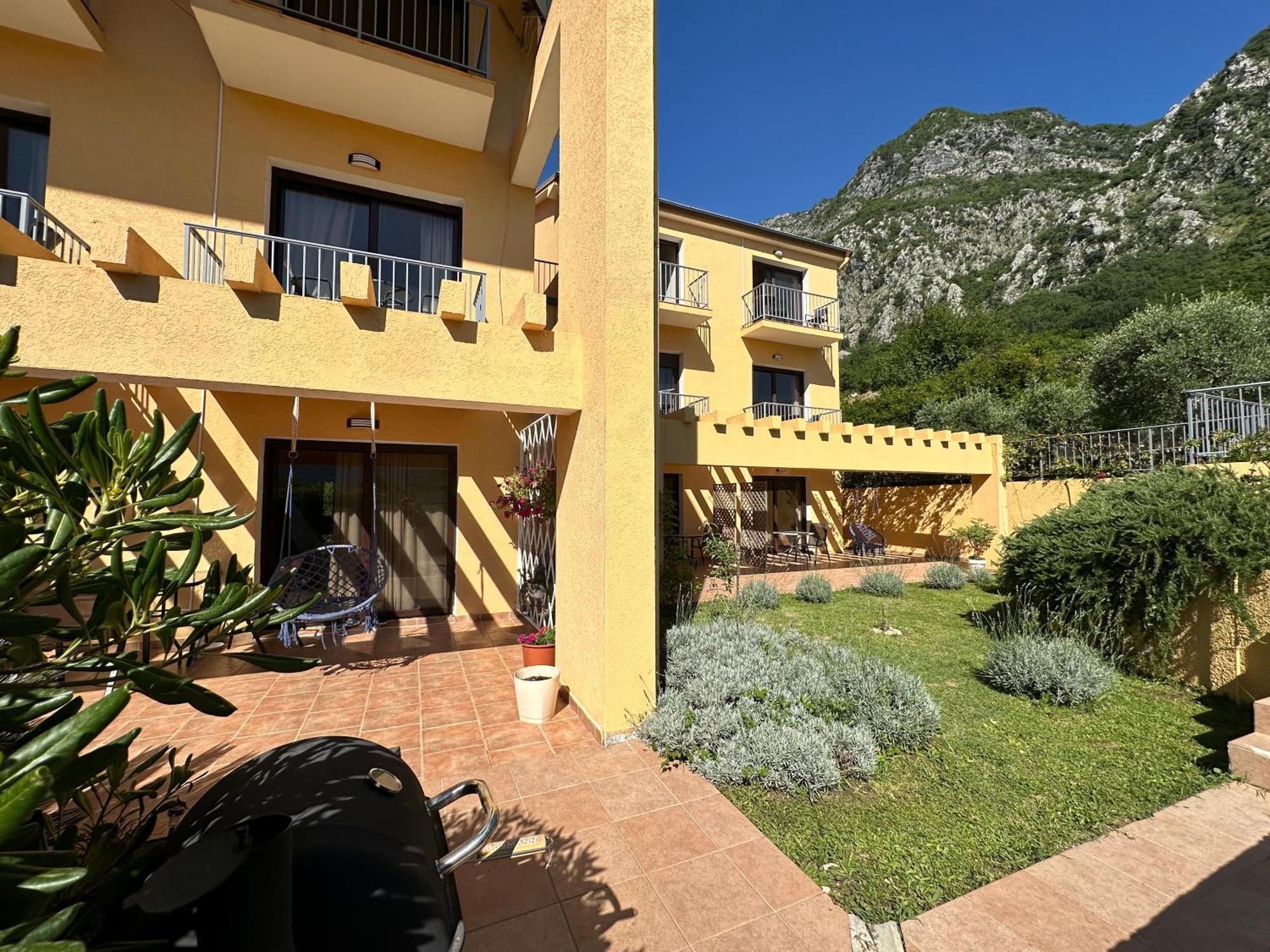 Villa Risan Apartments エクステリア 写真