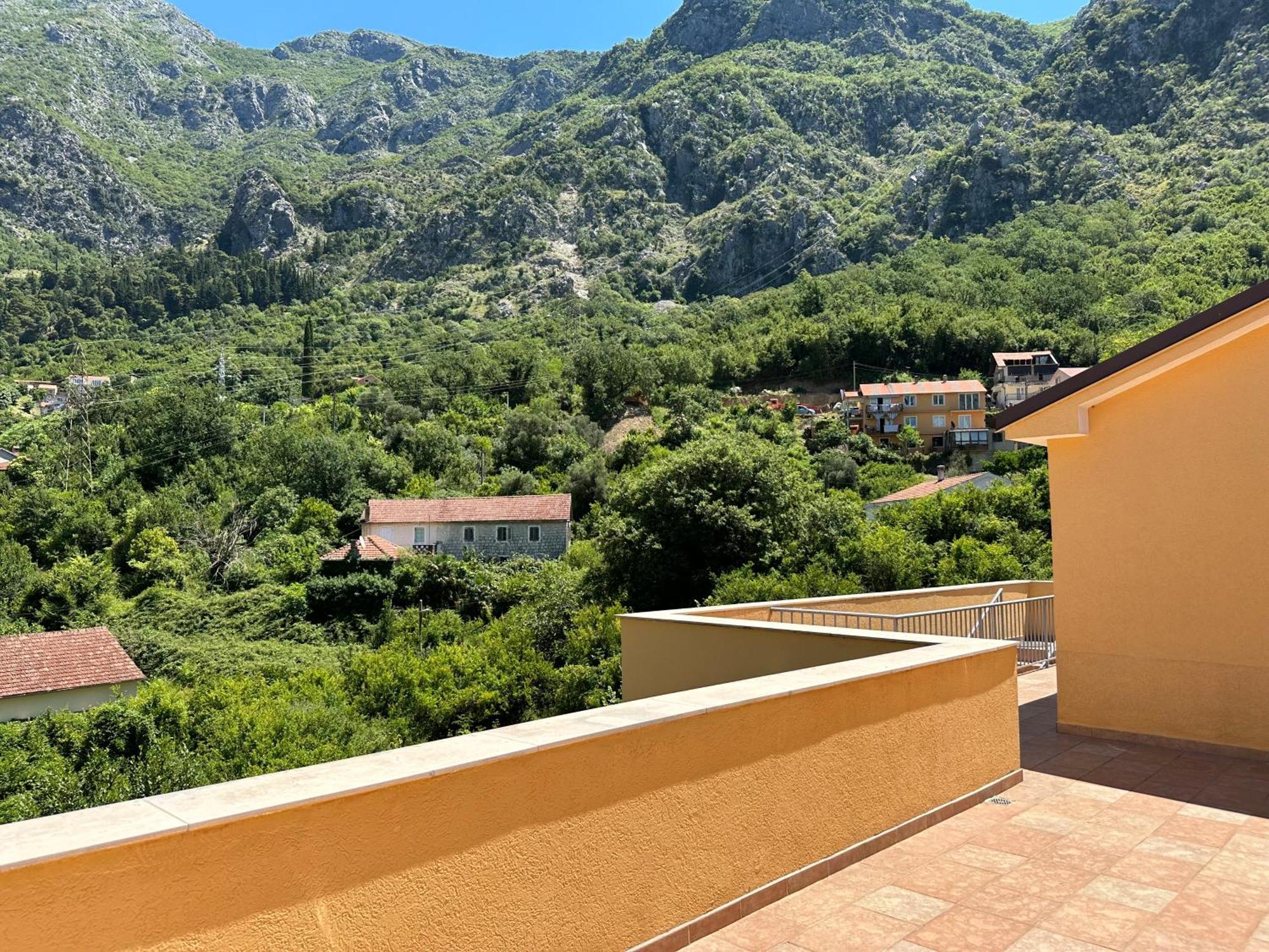 Villa Risan Apartments エクステリア 写真