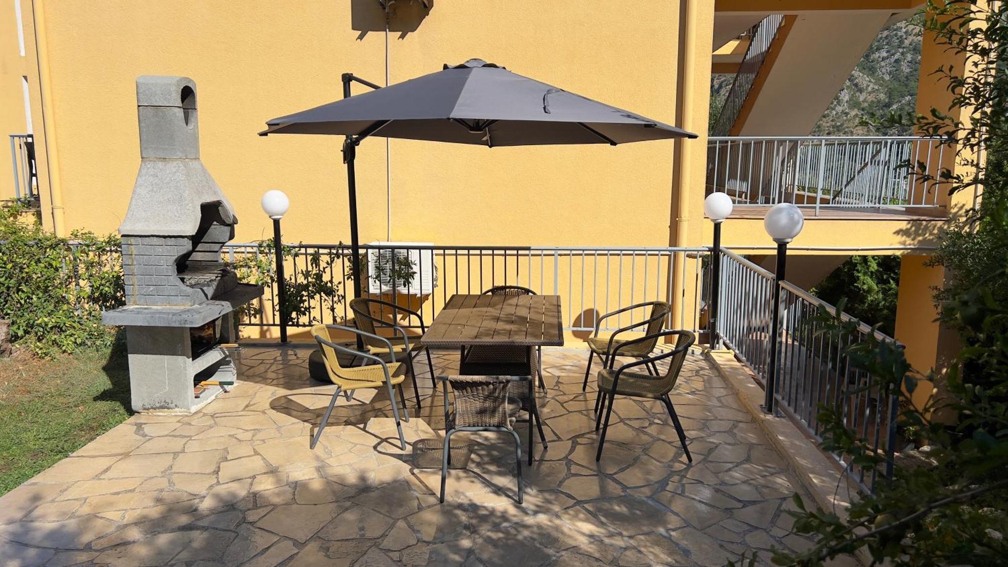 Villa Risan Apartments エクステリア 写真